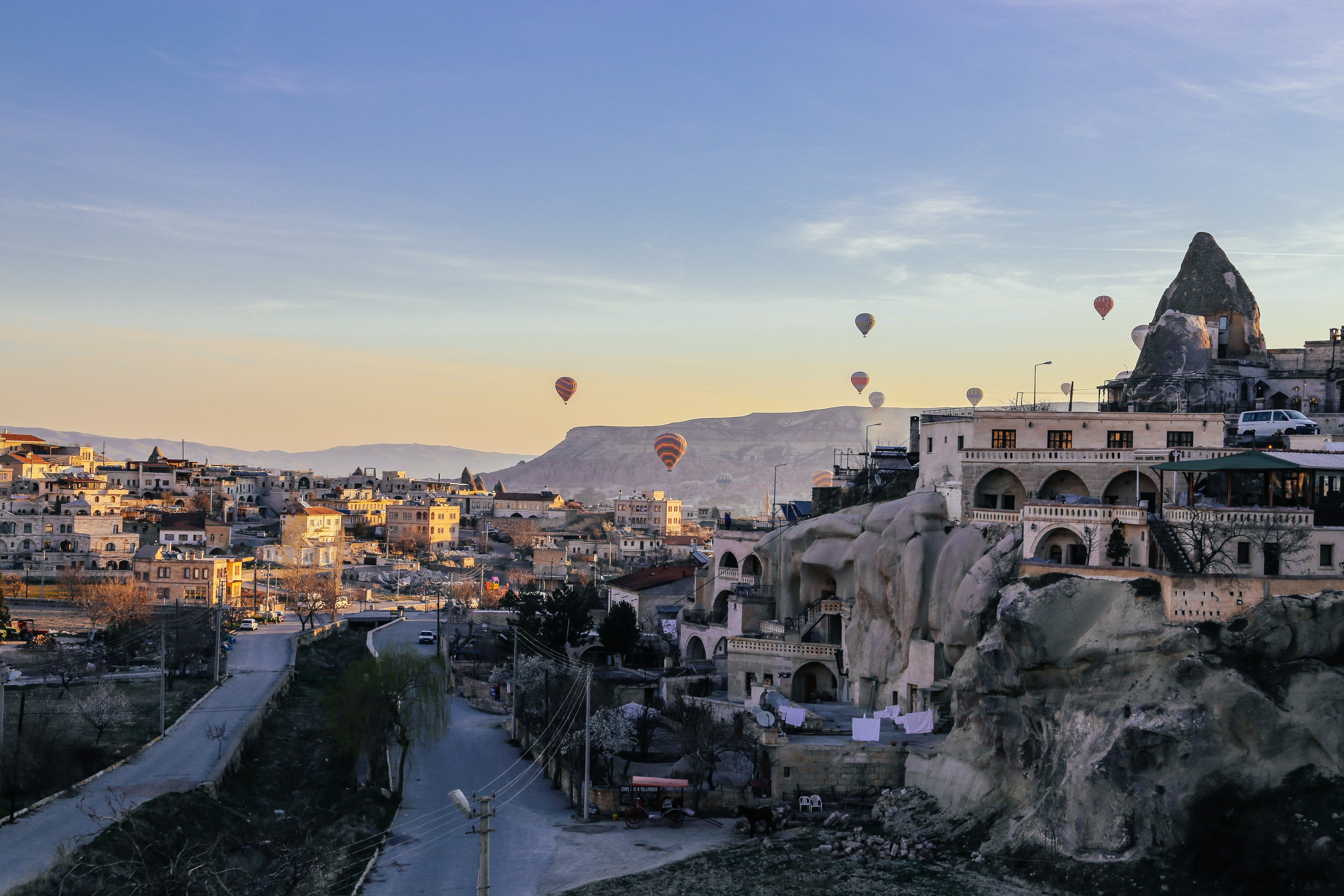 Globos aerostáticos sobre la foto del paisaje 