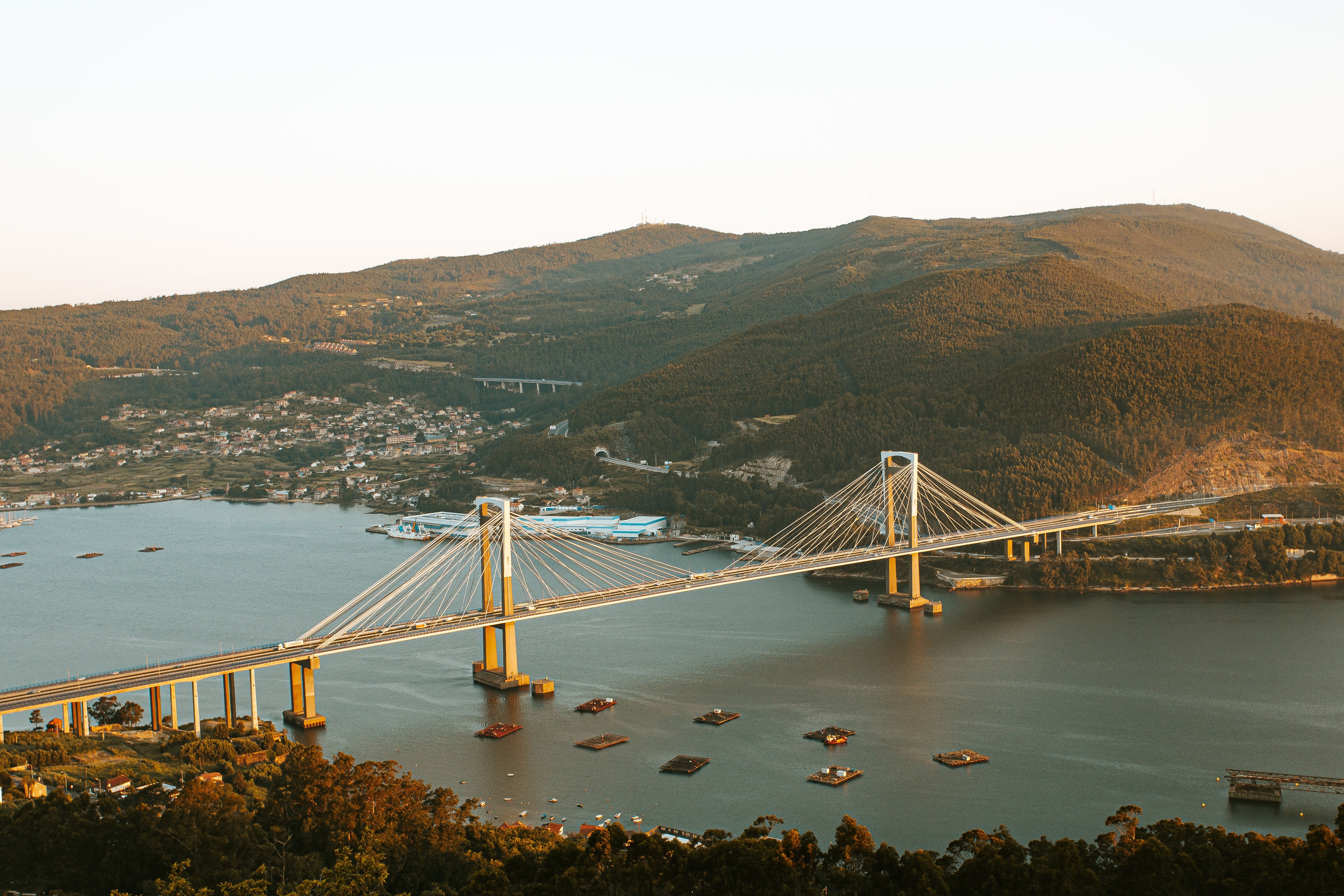 Grand pont relie deux collines vertes Photo 