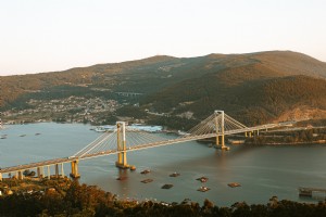 Jembatan Besar Menghubungkan Dua Bukit Hijau Foto 