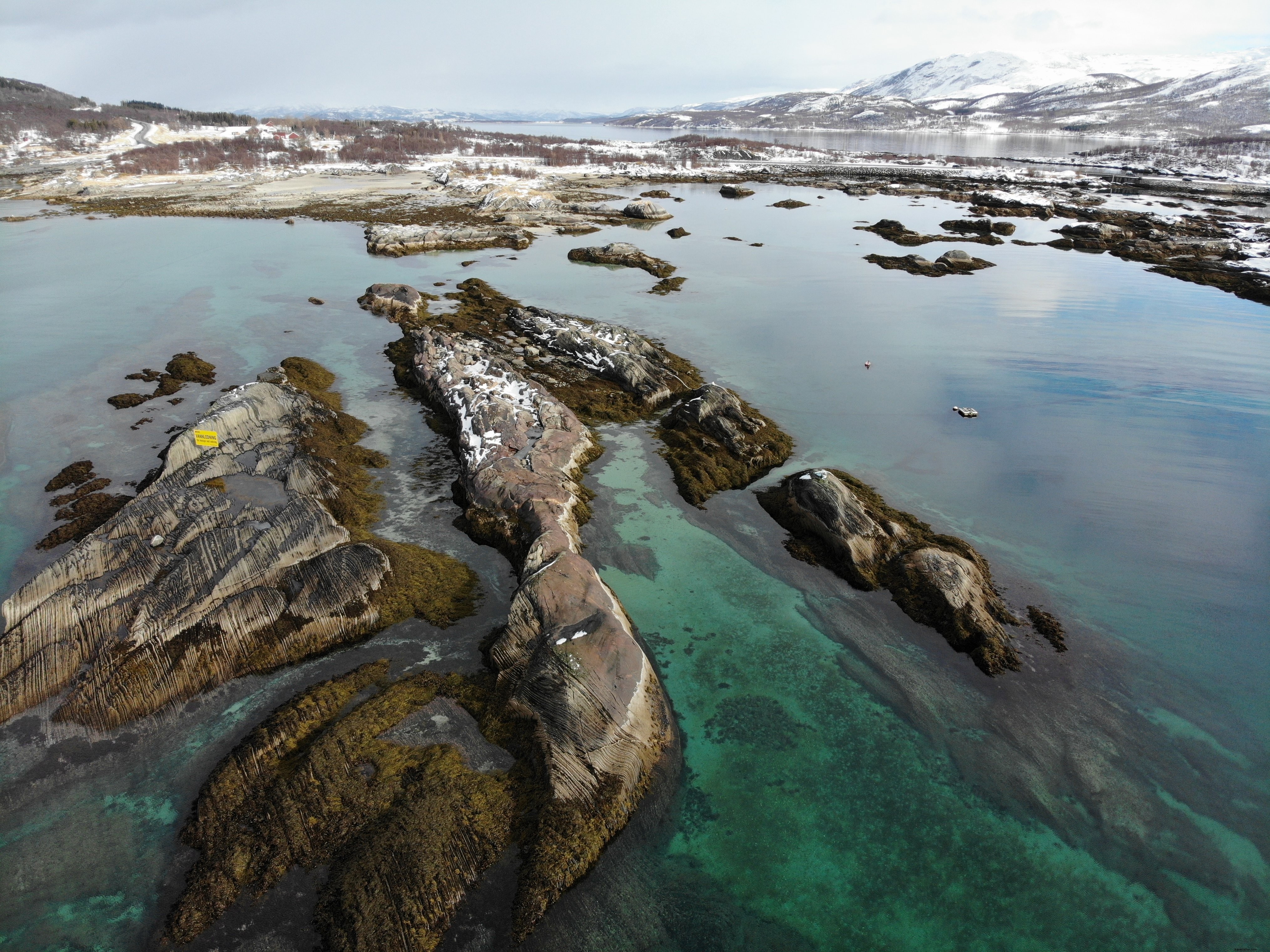 Foto de paisagem congelada no inverno além de um lago calmo 