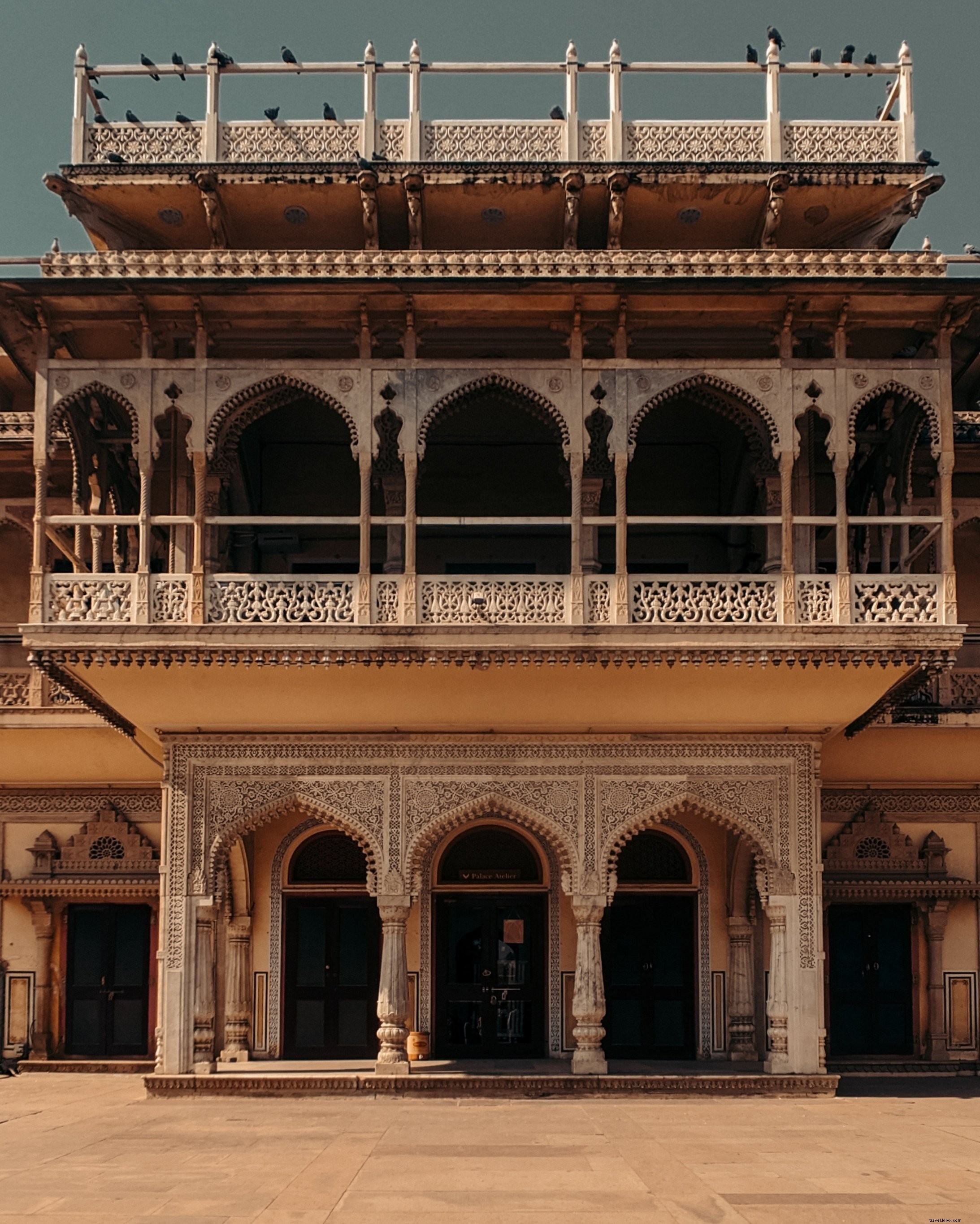 Edificio fatto di intricati archi bianchi foto 