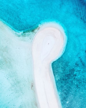 Immagine del drone di una persona sulla spiaggia di sabbia bianca foto 