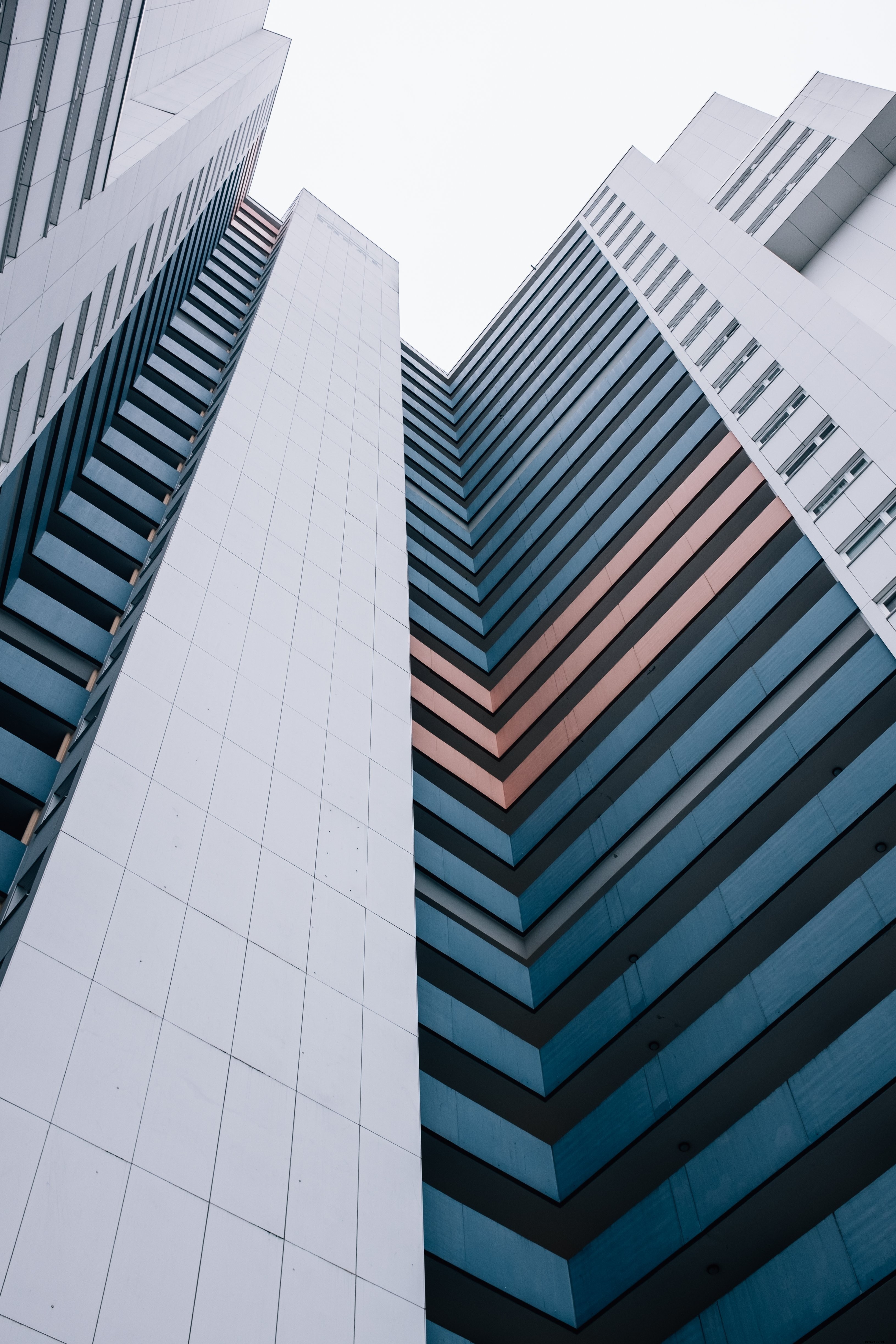 Mirando hacia arriba en la foto del edificio de la ciudad moderna 