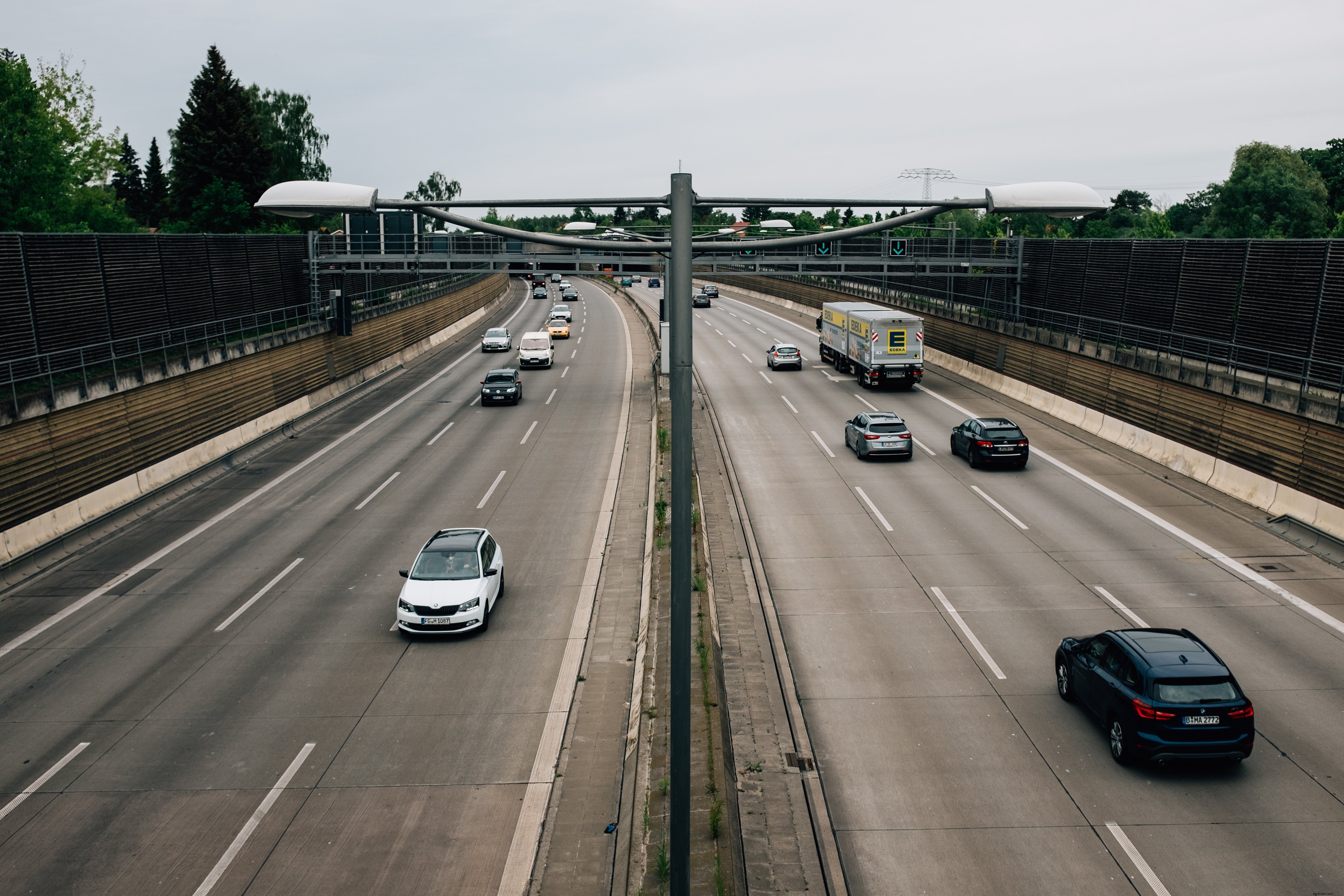 Une autoroute tranquille dans la photo de jour 