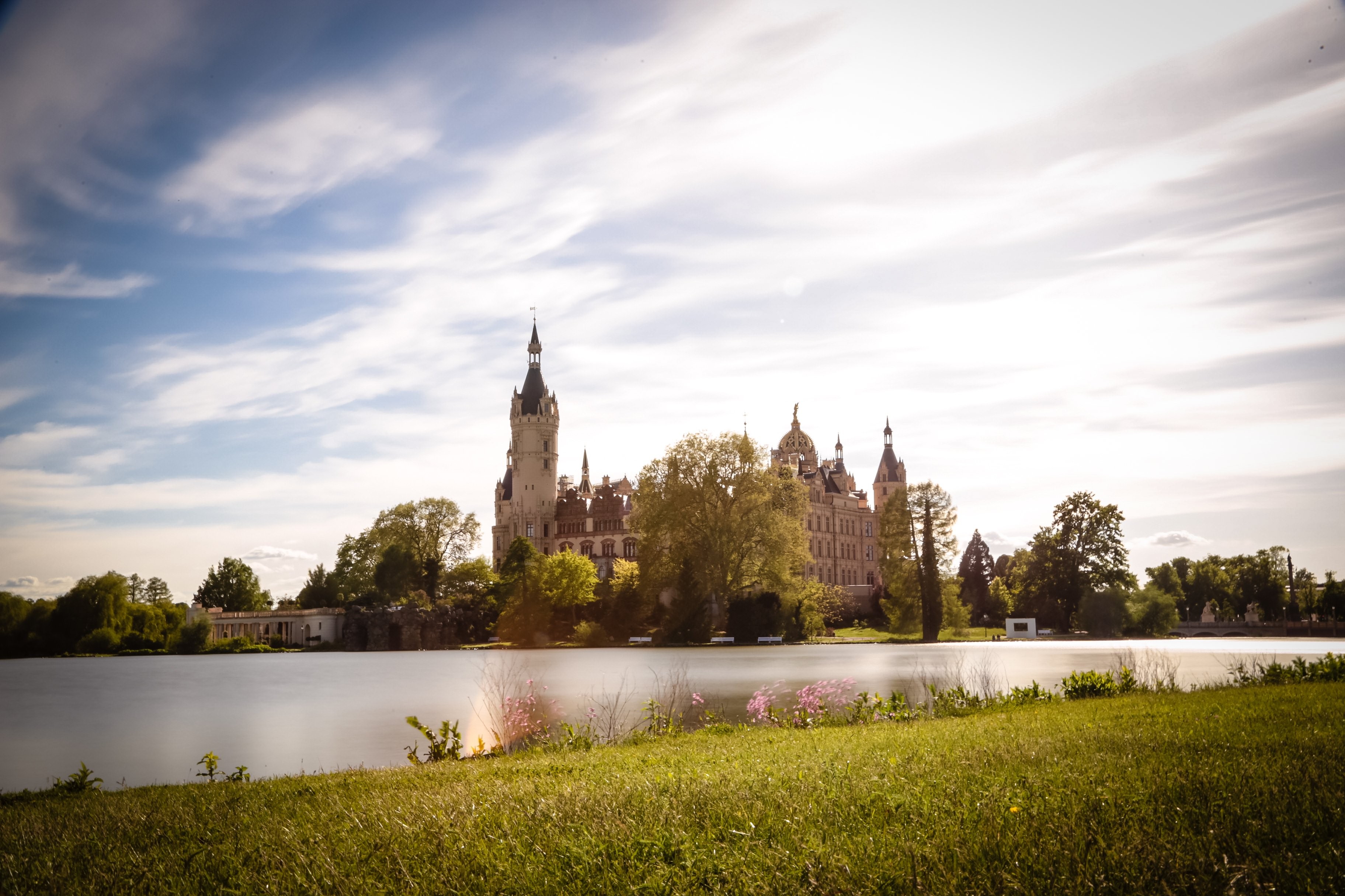 Herbe verte au bord d un lac et d un château Photo 