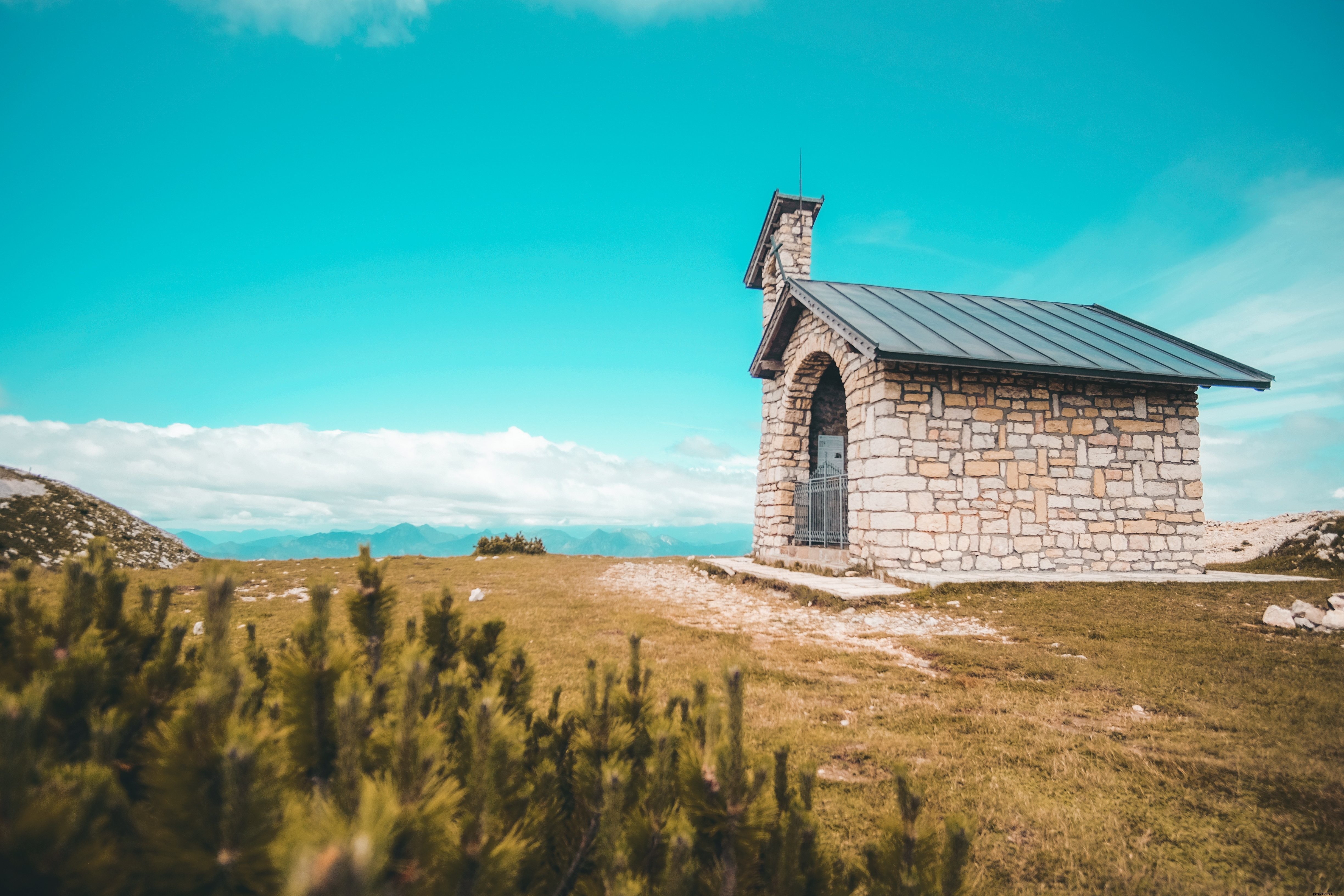 Iglesia de piedra en Grassy Hill Top Photo 