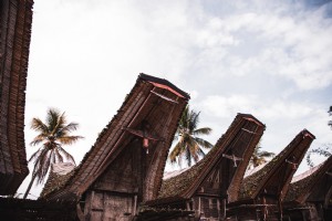 Foto dos telhados da Indonésia abaixo das nuvens 