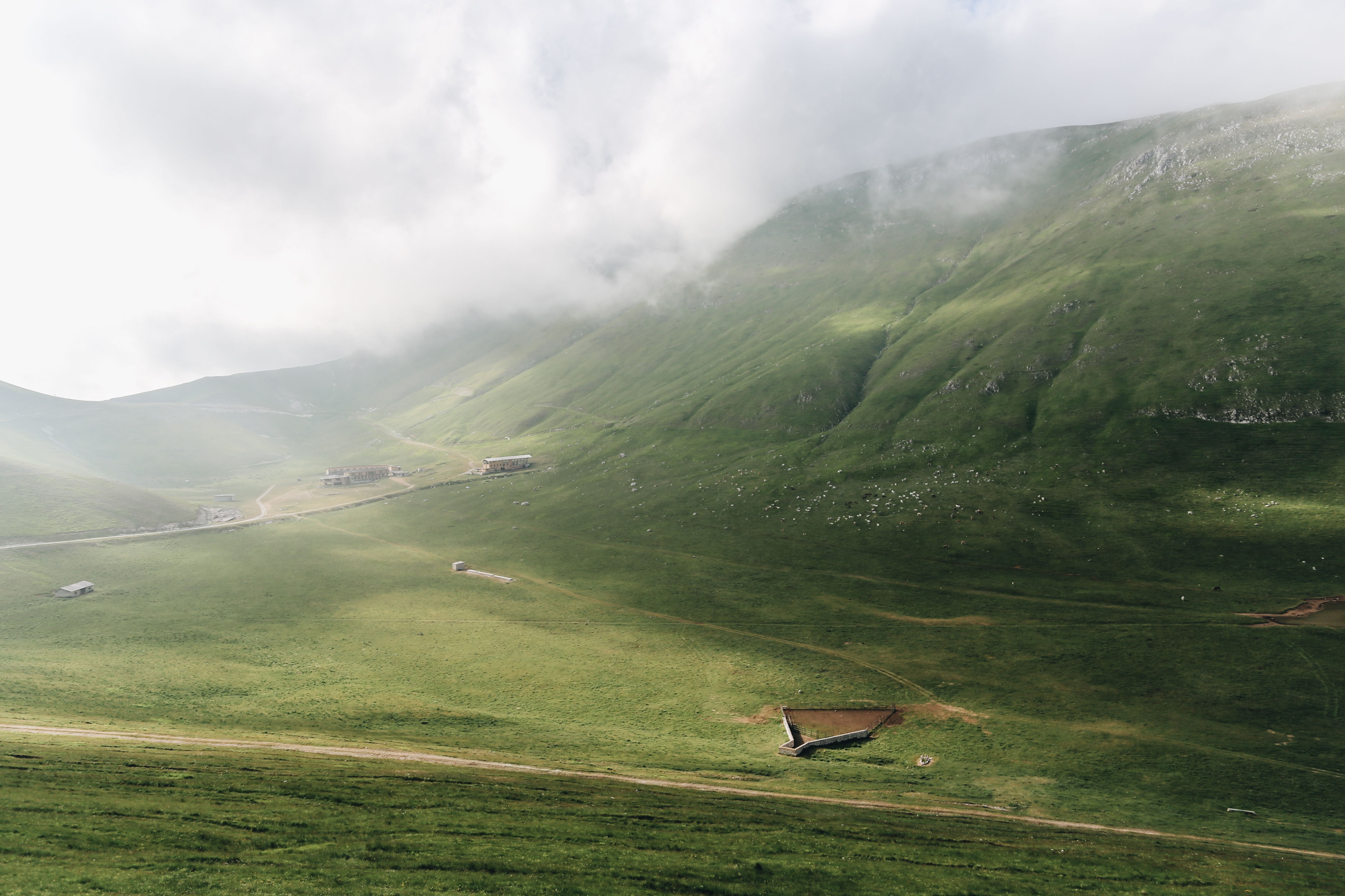 Les collines vertes mènent au ciel Photo 