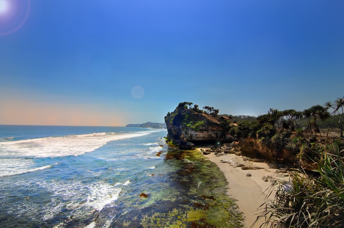 Spiaggia di sabbia tropicale circondata da scogliere rosse Photo 