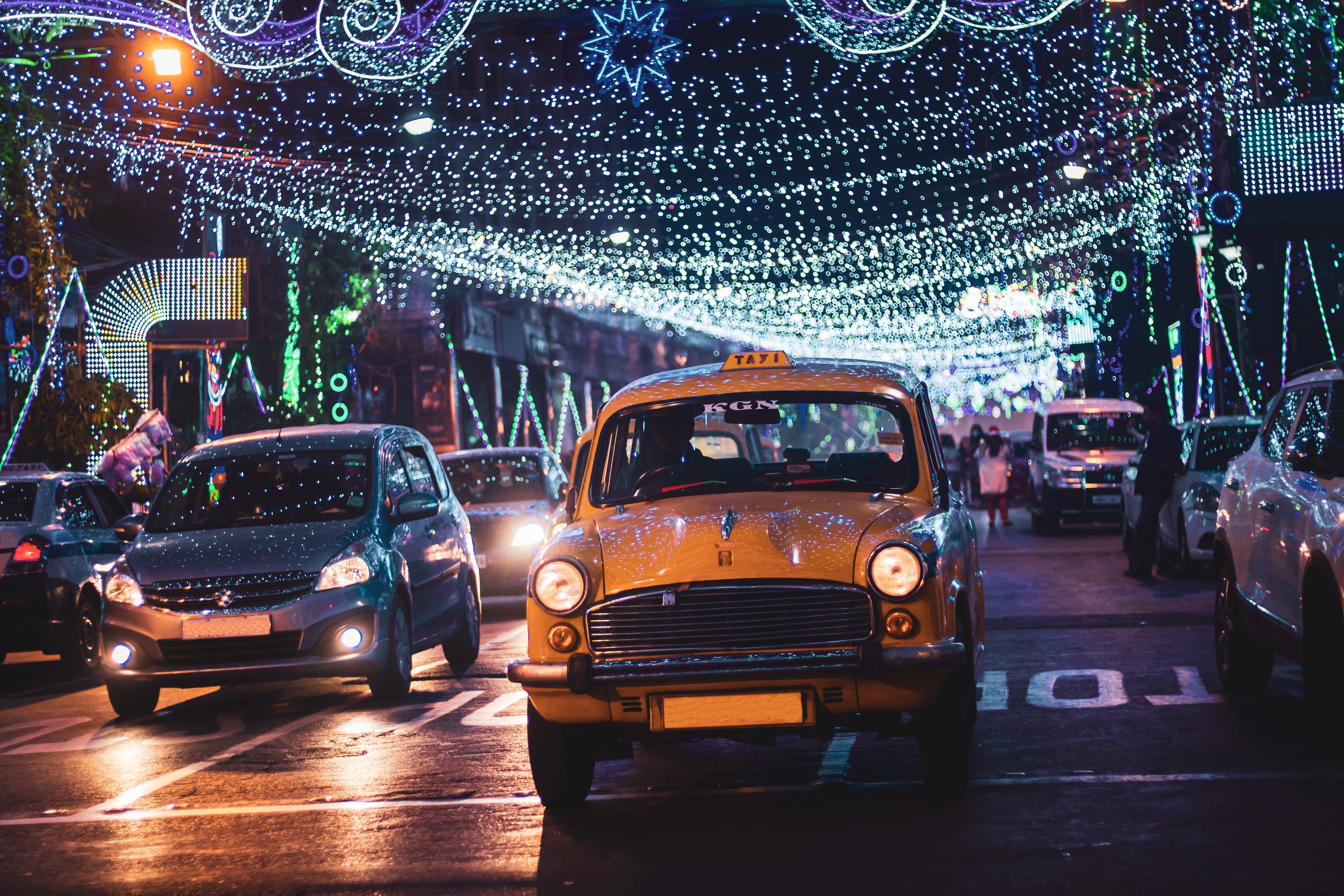 Voitures sur une rue de la ville illuminée la nuit Photo 