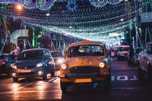 Foto Mobil Di Jalan Kota Yang Menyala Di Malam Hari 