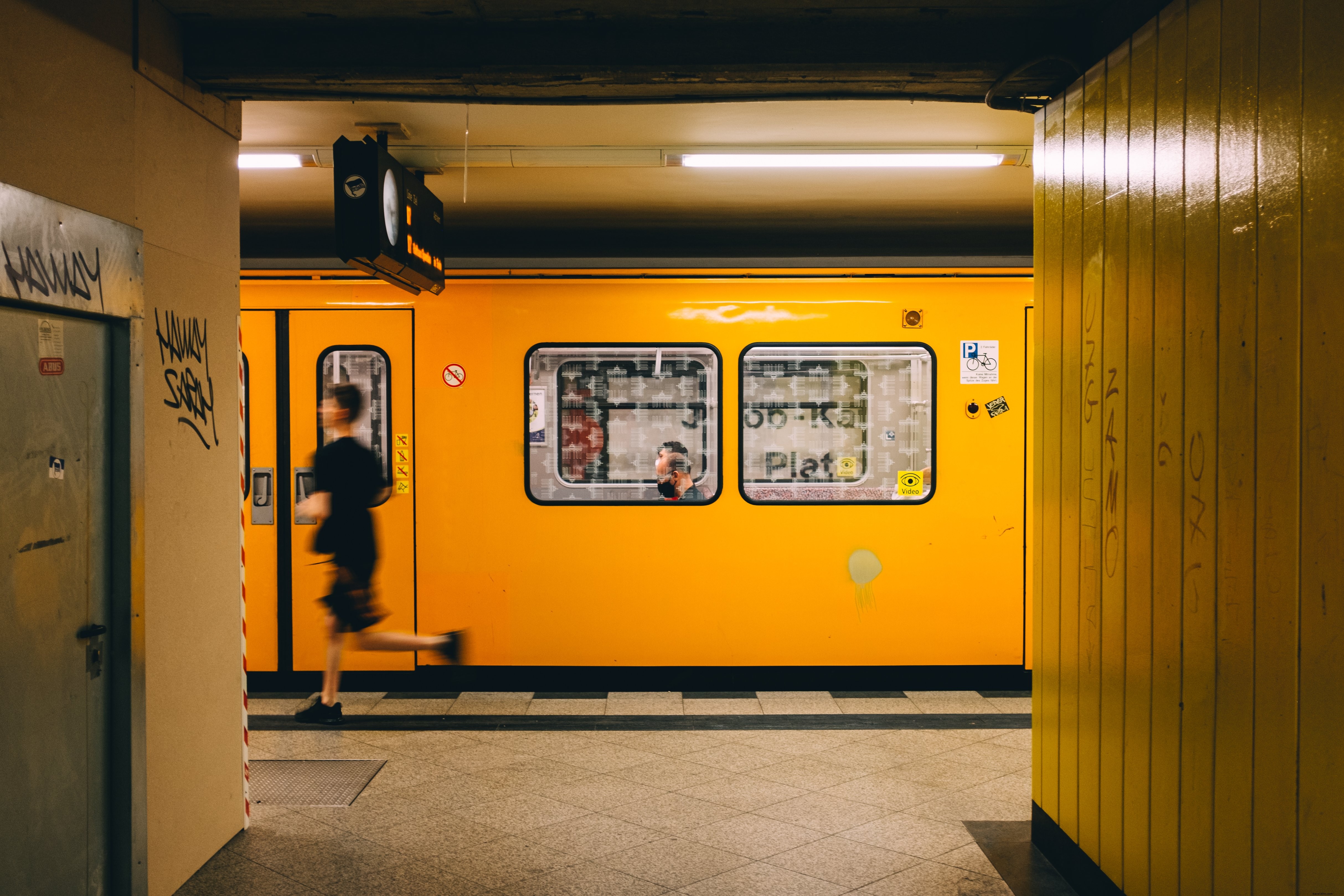 Persona che si precipita lungo la piattaforma della metropolitana foto 