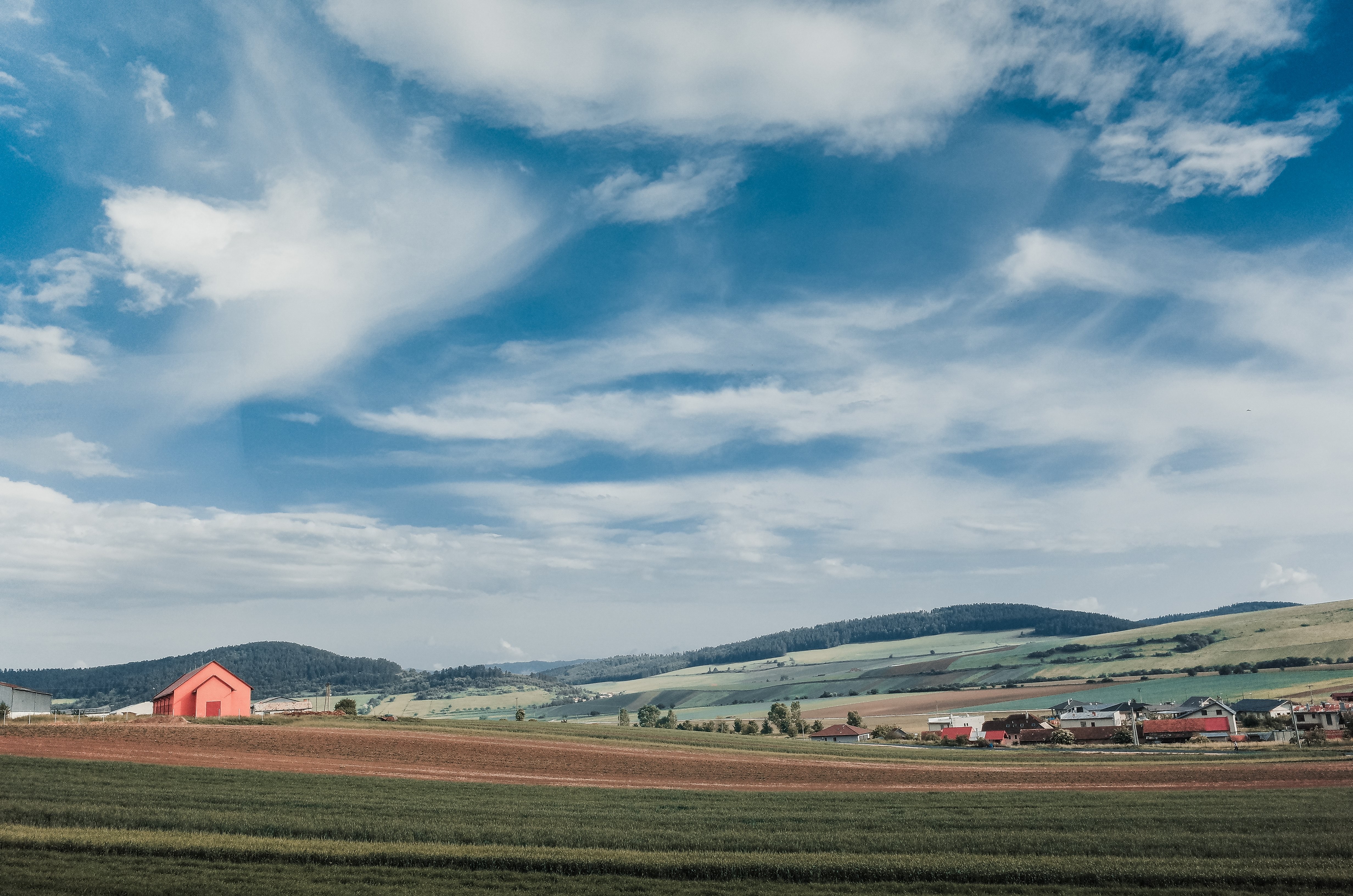 Foto de campos de agricultores con cielos azules y nubes blancas 