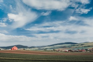 Foto de campos de agricultores com céu azul e nuvens brancas 