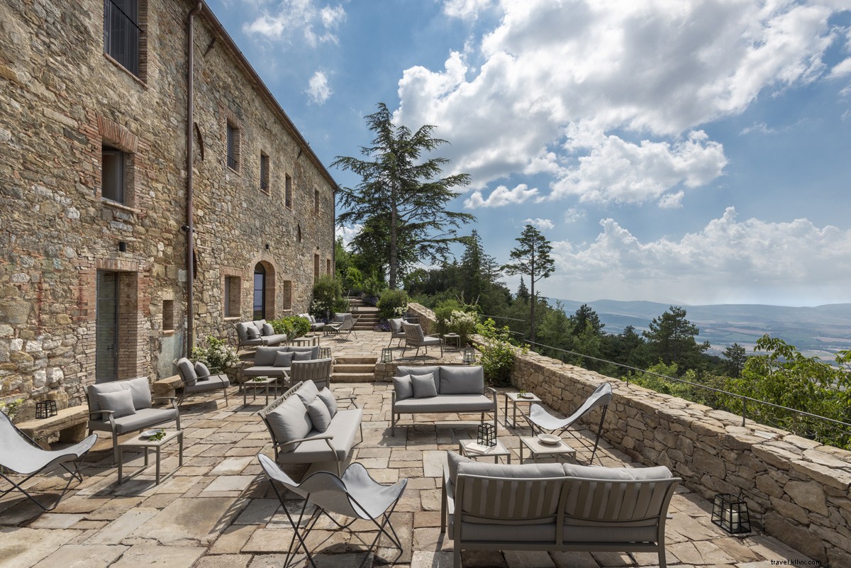 Un pueblo en las colinas crece en la Toscana, y todos están invitados 