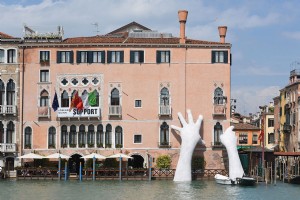 Você viu as mãos dramáticas tentando salvar Veneza do afogamento? 