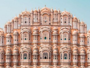 La splendida Hawa Mahal dell India ha 935 finestre. Ma non puoi vedere dentro 