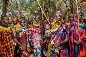 Ketika Anda Tidak Bisa Mengalahkan Kerumunan Penuh Warna di Kenya, Bergabung dengan mereka 