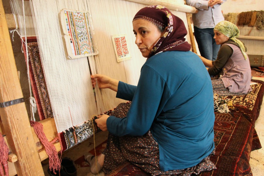 Un artiste teint les tissus, Esquive les prétendants, porte des robes de mariée, et randonnées autour de la Cappadoce 