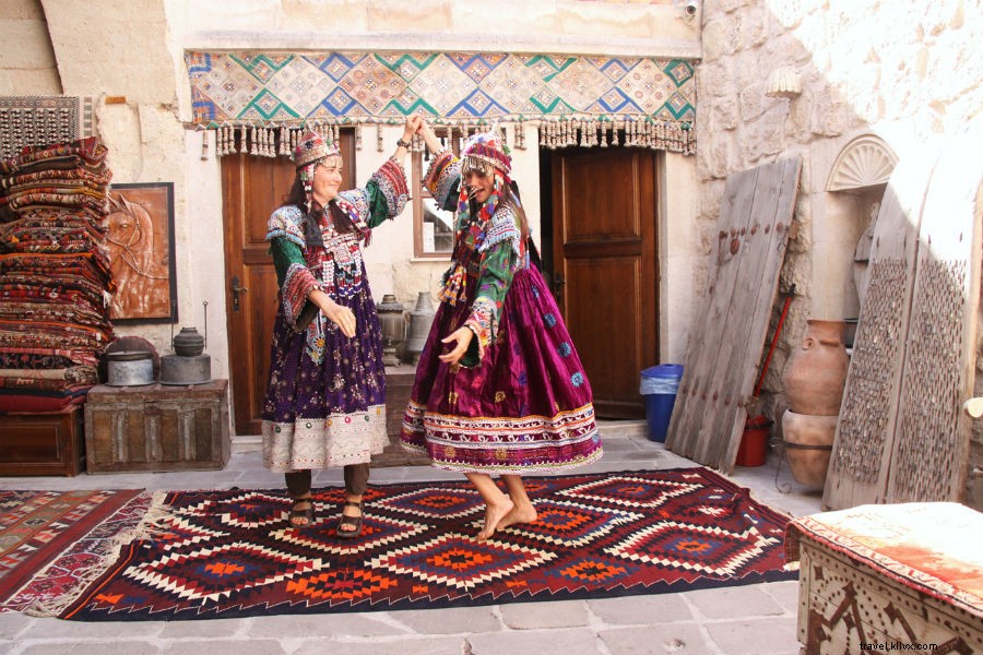 Un artista tinge i tessuti, Schiva i pretendenti, Indossa abiti da sposa, ed escursioni in Cappadocia 