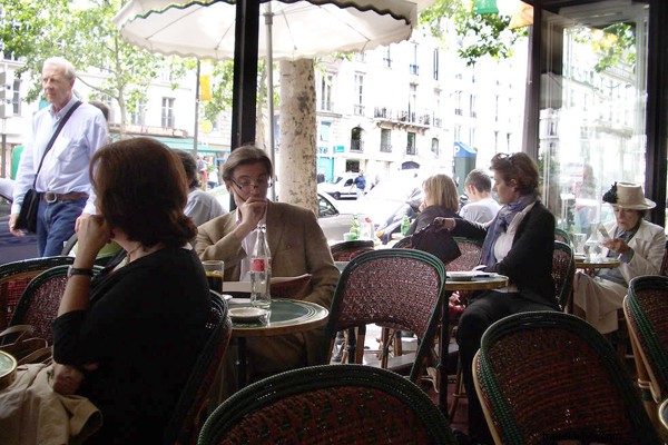ヘミングウェイはここで眠った：パリの文学ツアー 