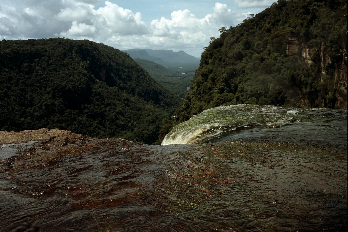 ナイアガラの4倍の高さの滝に流されて アマゾンに隠されている 