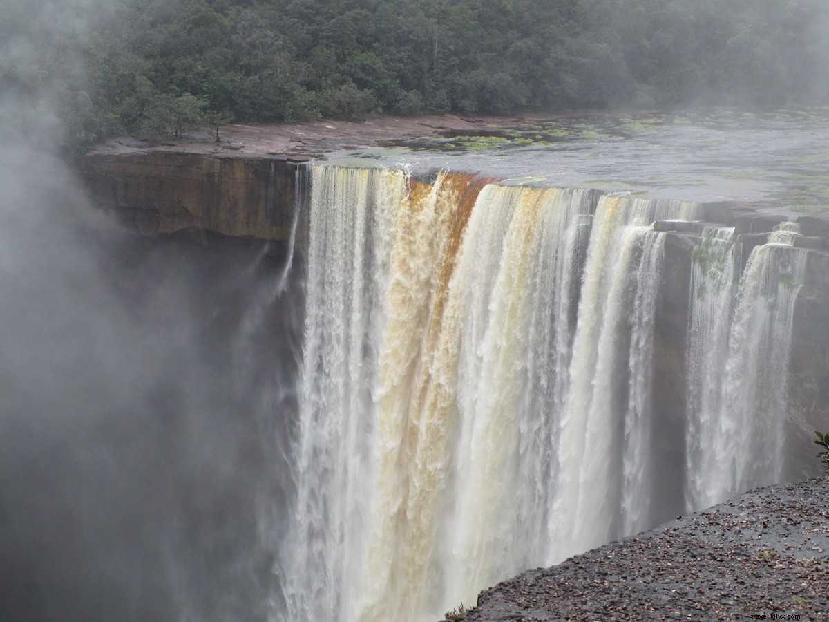 Levado por uma cachoeira quatro vezes mais alta que o Niágara, Escondido na amazônia 