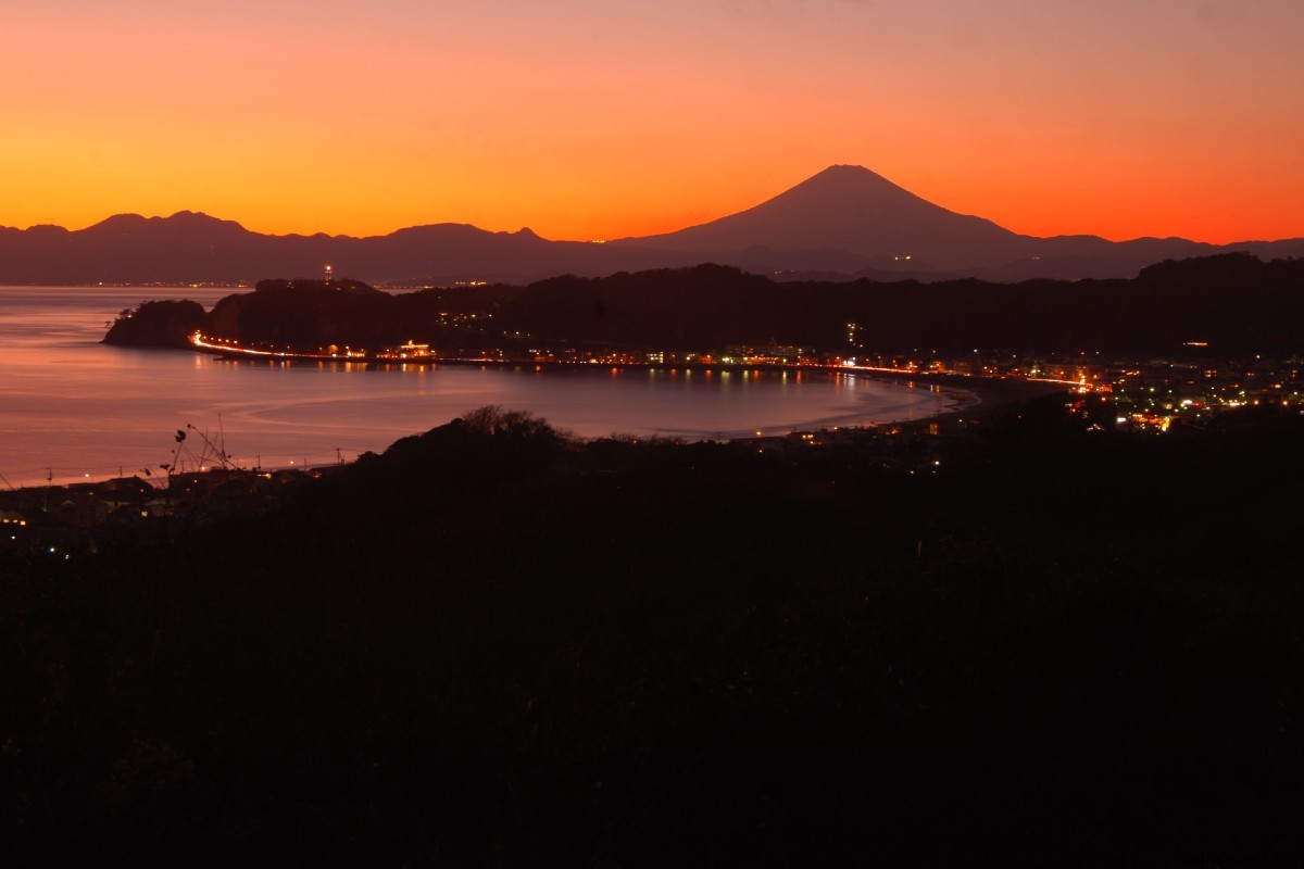 Naik Kereta dari Tokyo untuk Menemukan Patung Buddha Besar, Danau berkilau, dan Gunung Fuji Dari Dekat 
