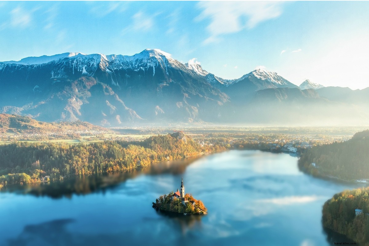 En la isla de Bled, La belleza natural se encuentra con una joya hecha por el hombre 
