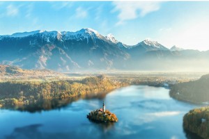 Sur l île de Bled, La beauté naturelle rencontre un joyau artificiel 