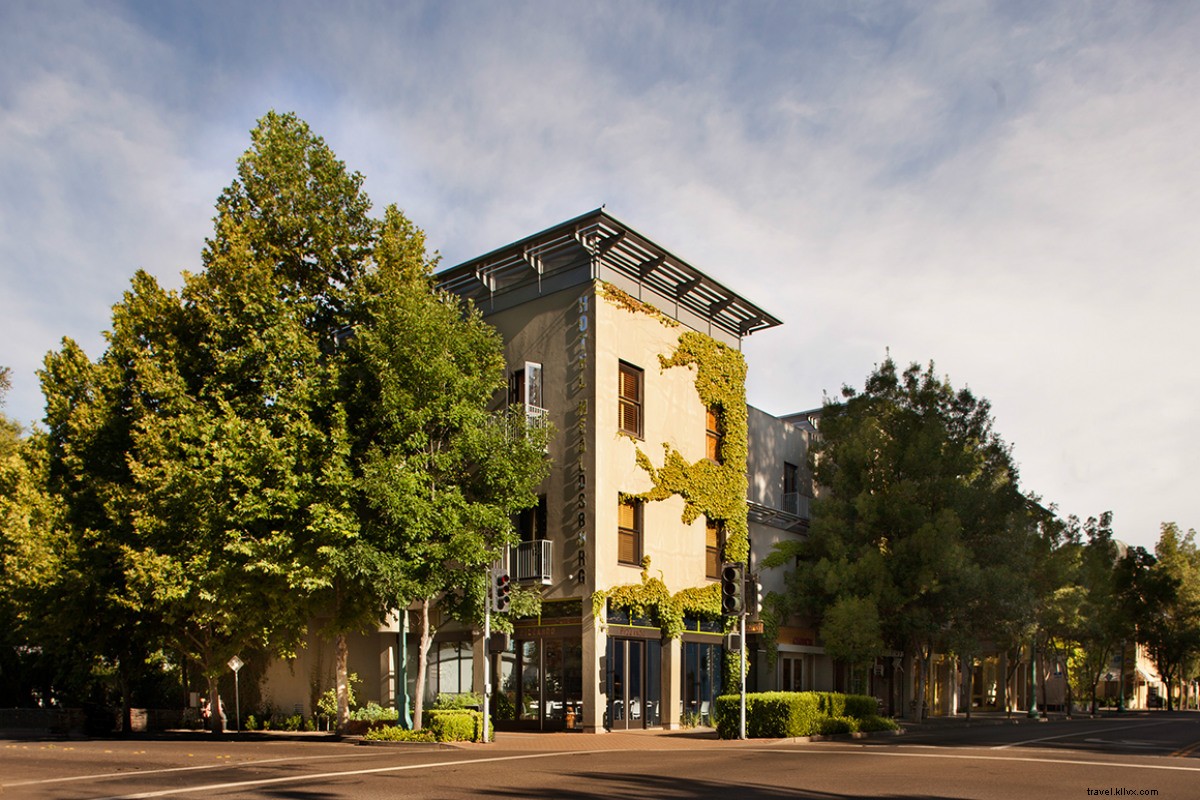 Gaya Pedesaan Memenuhi Kecanggihan Kota di Hotel Healdsburg di Sonoma 