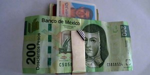 Efectivo y plástico:un vistazo al interior de mi clip de dinero 