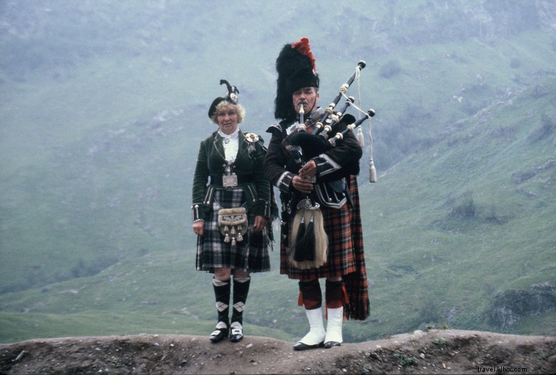 Orang Skotlandia dengan regalia lengkap di Glen Coe 