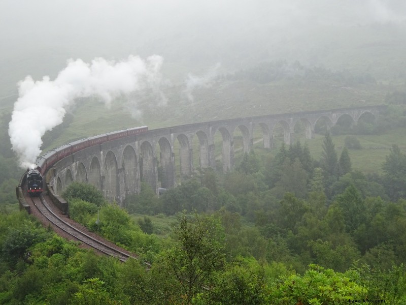 Kereta Jacobite Melewati Glenfinnan Viaduct 