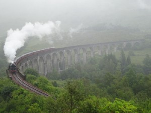 Kereta Jacobite Melewati Glenfinnan Viaduct 