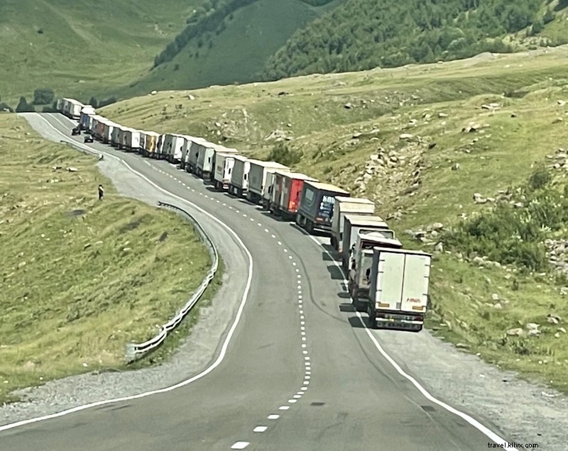 Camions attendant d entrer en Russie 