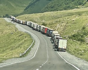 Caminhões esperando para entrar na Rússia 