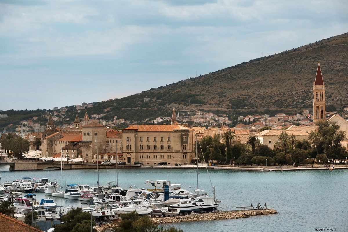 クロアチアのアドリア海沿岸では、 このスワンクリトルホテルは波を作ります 