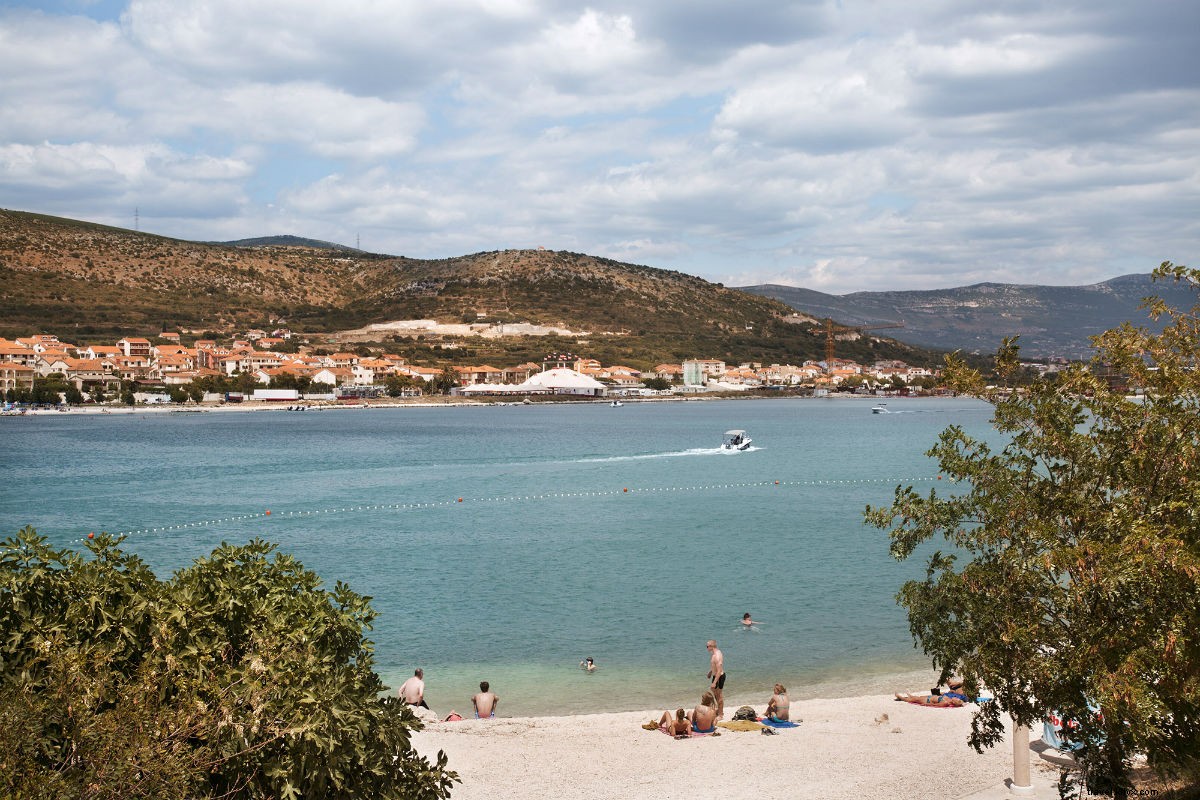 クロアチアのアドリア海沿岸では、 このスワンクリトルホテルは波を作ります 
