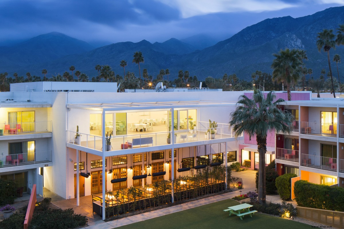 Di Gurun California, sebuah Hotel dalam Semburan Warna Pelangi 