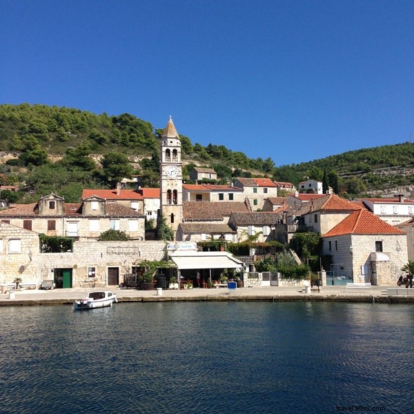 クロアチアでボートに乗っているイム。どうしてそうなった？ 