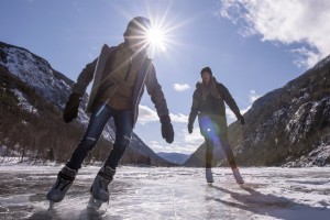 スキー板、 スケート、 とそり：シャルルボワで冬を満喫する 