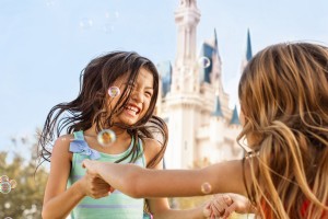 A Way to Go - Episódio 10:Loving Disney World, Seja você uma criança ou um adulto com Sally Kohn 