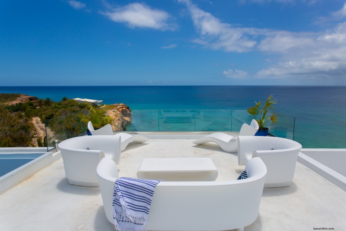 Cette villa au bord de l eau à Anguilla a une crique de baignade privée et votre nom est écrit partout 