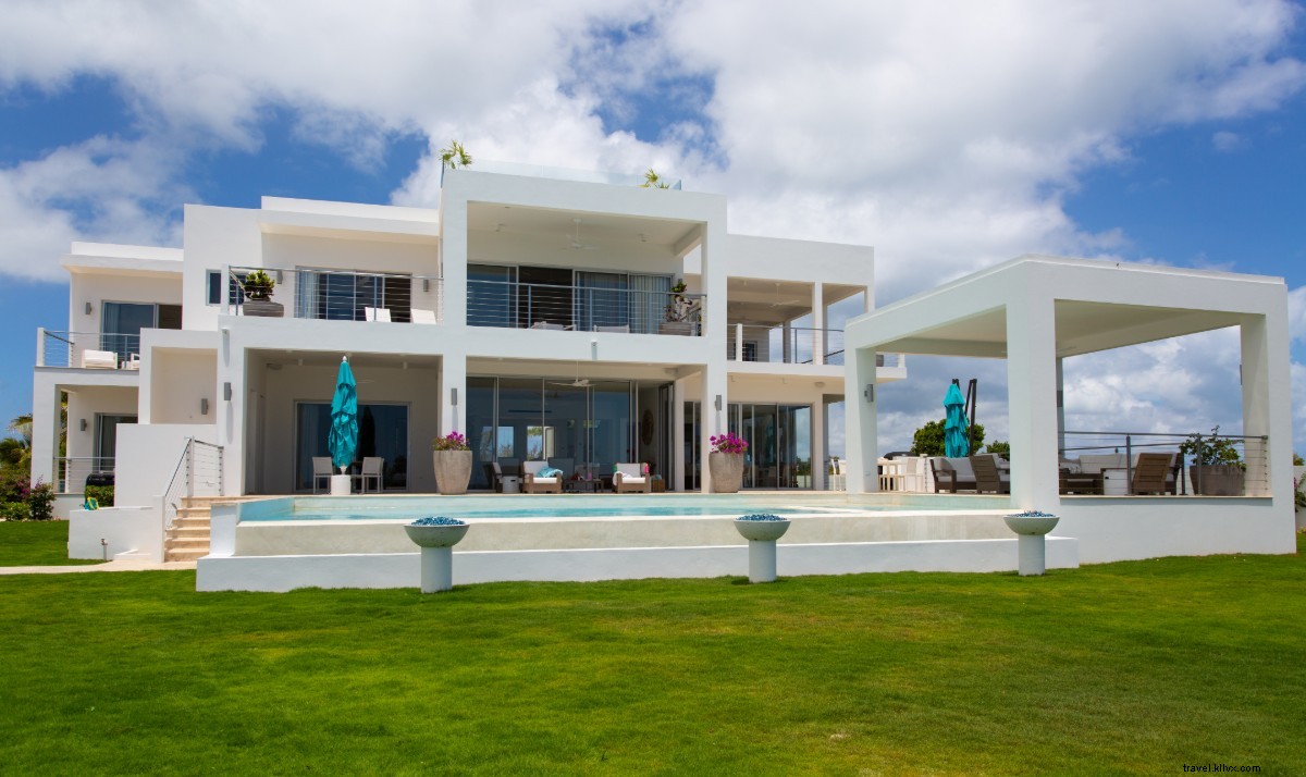 Questa villa sul lungomare ad Anguilla ha una baia privata per nuotare e il tuo nome è scritto dappertutto 