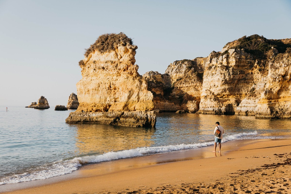 Mengejar Ombak dan Cahaya Awal di Pantai Liar Portugal 