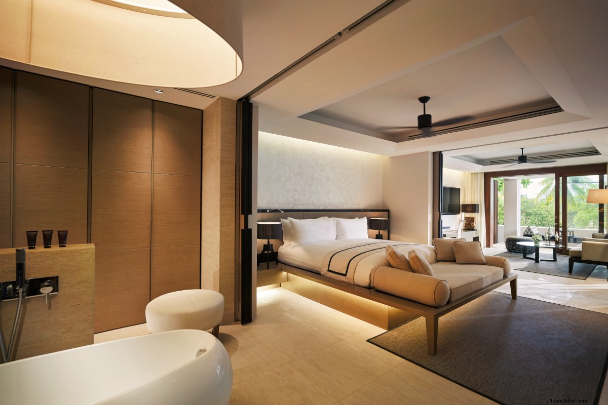 O relaxamento é uma vista de 270 graus para o mar no The Ritz-Carlton Koh Samui 