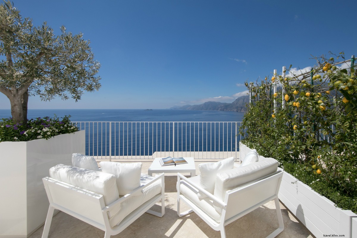50 nuances de bleu et 15 nuances de blanc à la Casa Angelina sur la côte amalfitaine 