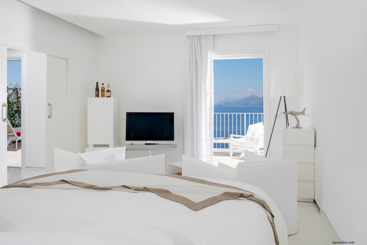 50 Tons de Azul e 15 Tons de Branco na Casa Angelina na Costa Amalfitana 