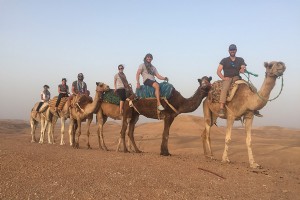 モロッコの砂漠での簡単なグランピングアドベンチャー 